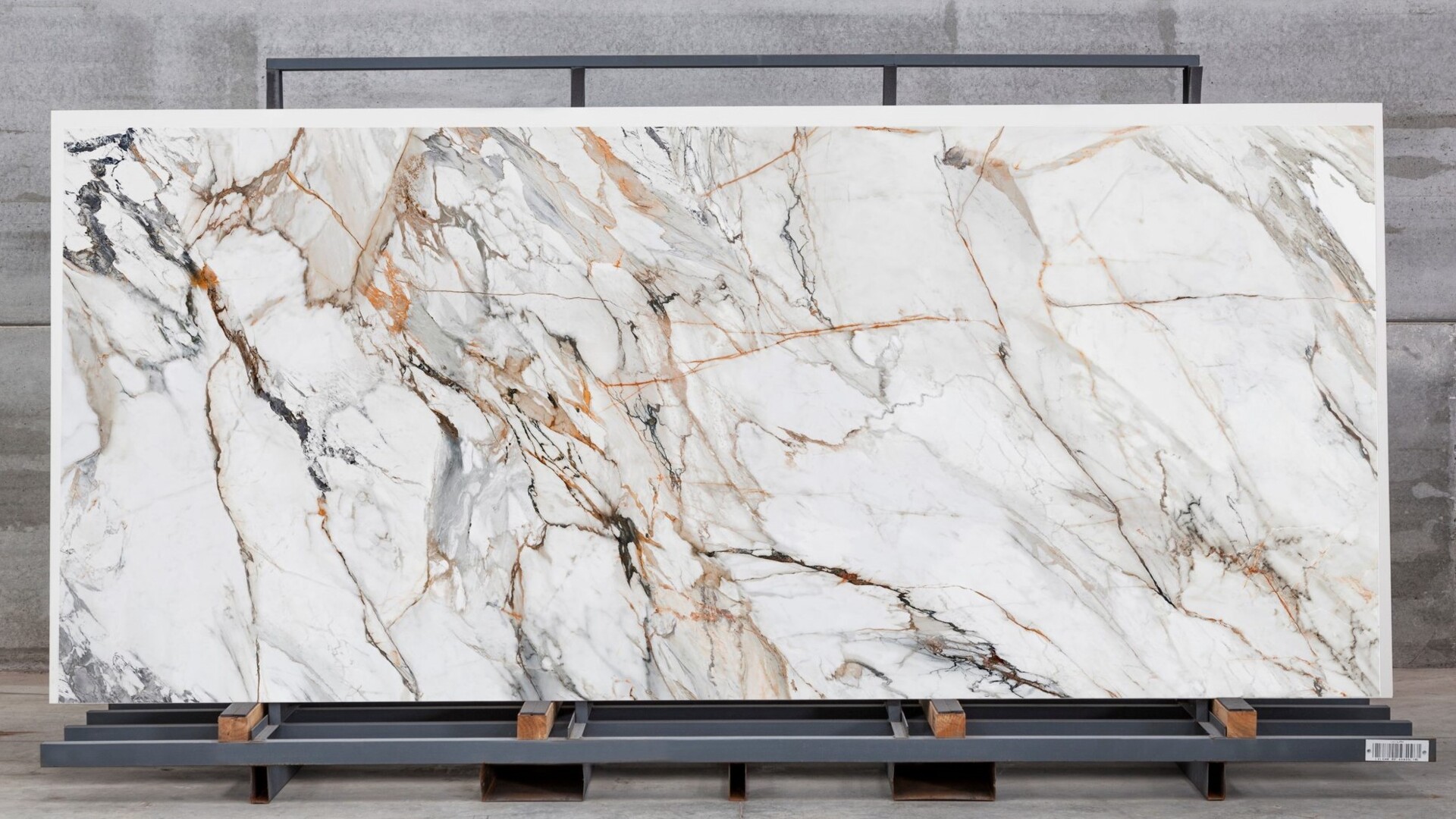 Placa de Neolith en el showroom de VETTA